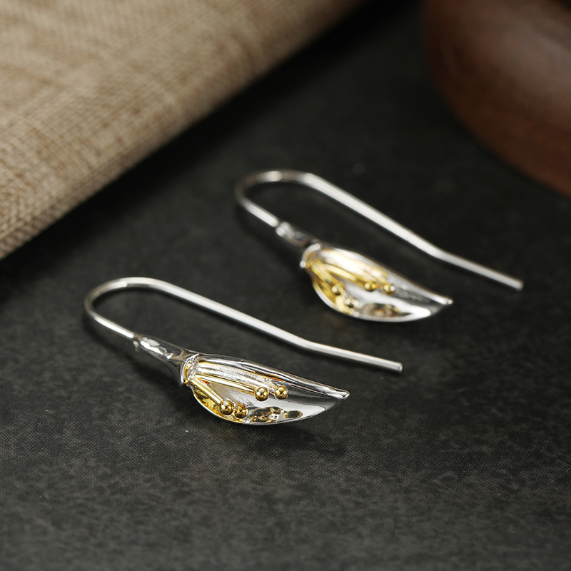 Women's Retro Art Minimalistic Lily Petal Earrings